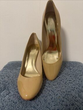 Coach Women's Beige Patent Leather Pumps